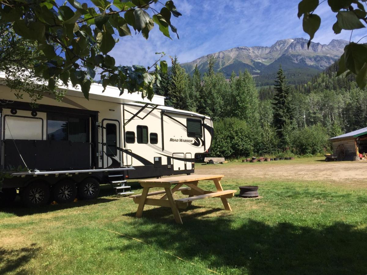 Summit River Lodge & Campsites Valemount Bagian luar foto